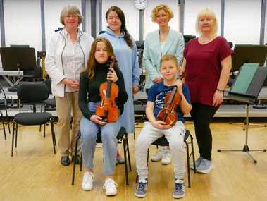 Übergabe von zwei Geigen an zwei Kinder aus der Ukraine